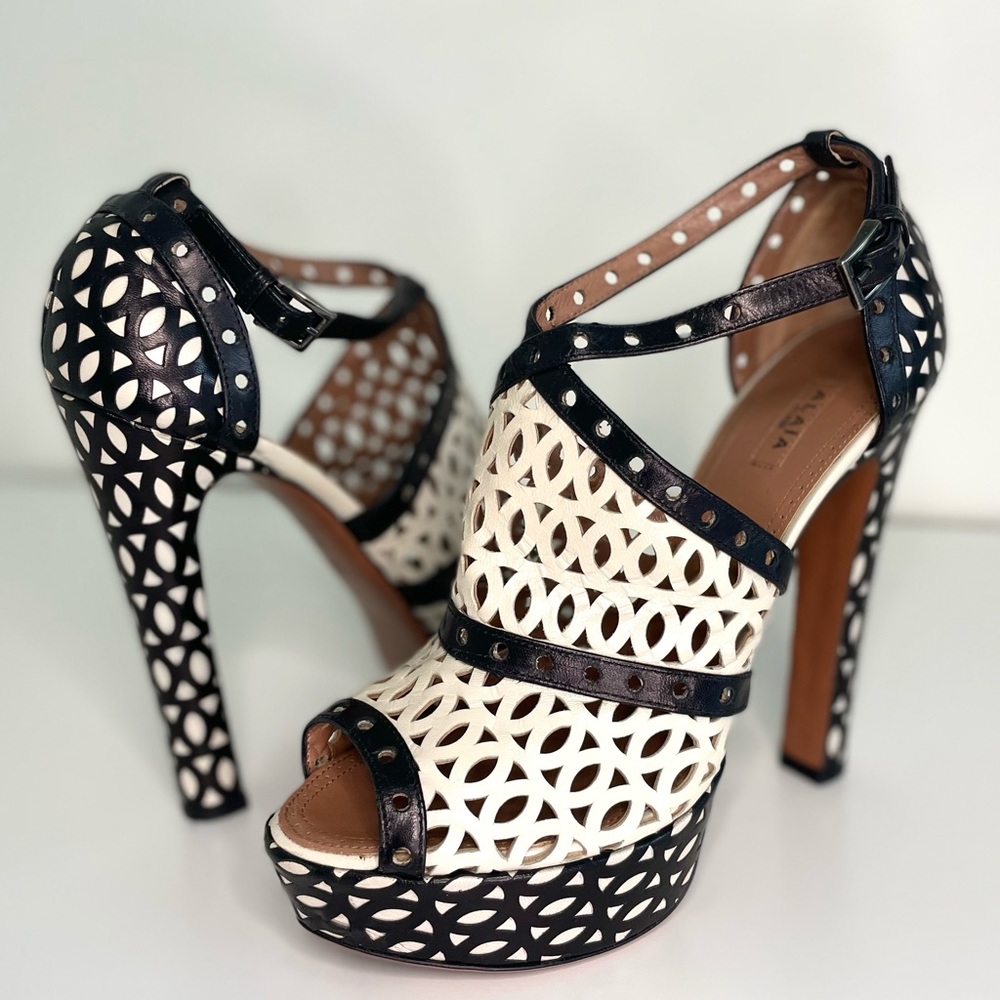 ALAIA PARIS Beige & Black Laser Cut Heels